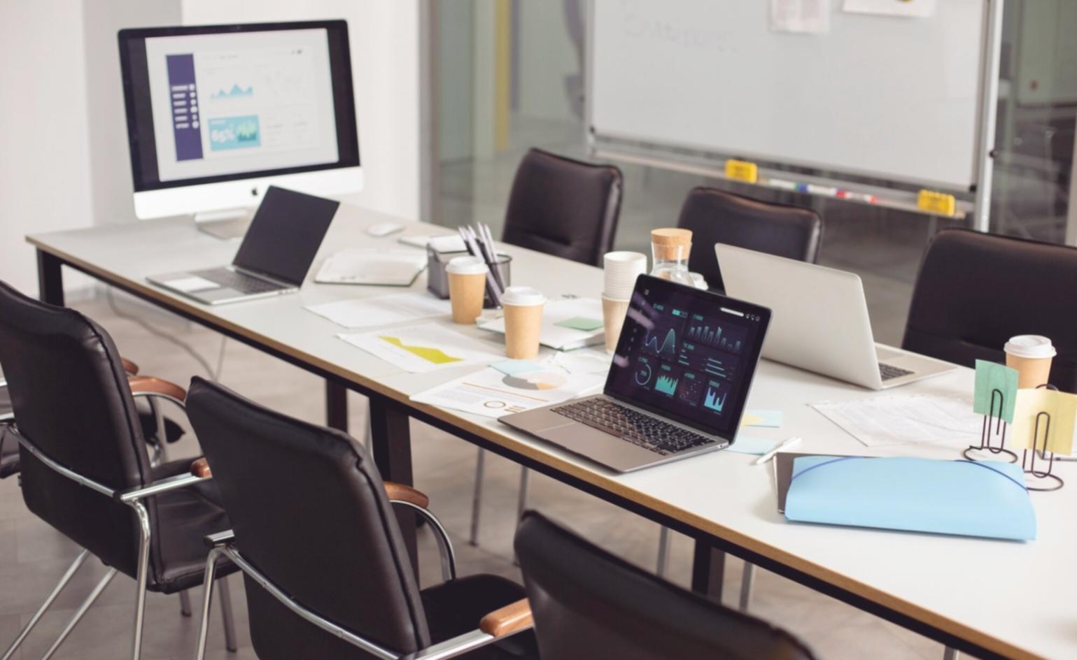 Espacio de trabajo colaborativo donde desarrolladores trabajan en proyectos móviles