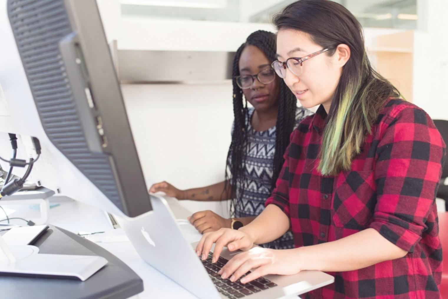 Estudiantes colaborando en desarrollo de aplicaciones móviles